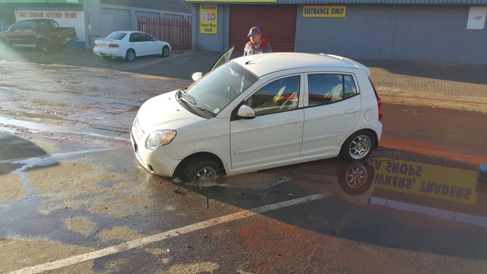 Die bestuurder wat met sy motor in die gat ingery het kort na dit deur munisipale werkers gegrawe maar oopgelos is.