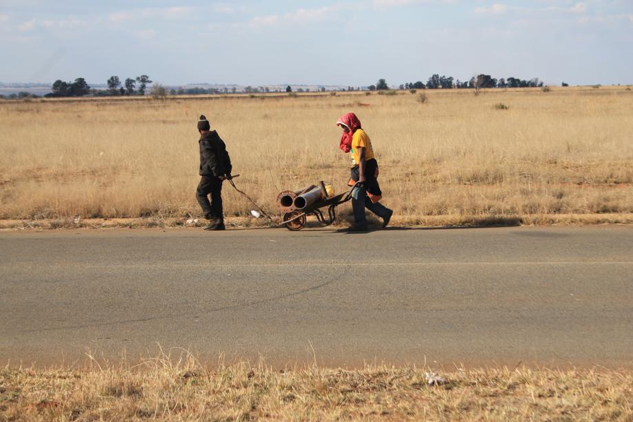 Die manne wat so lekker hul "werk" sonder die polisie se inmenging kon doen.