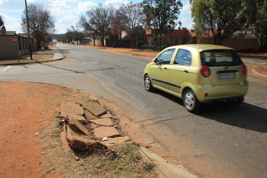 Die arme stormwater-deksel lyk beslis nie so net omdat iemand wat effens swaar is daarop gaan staan het nie.