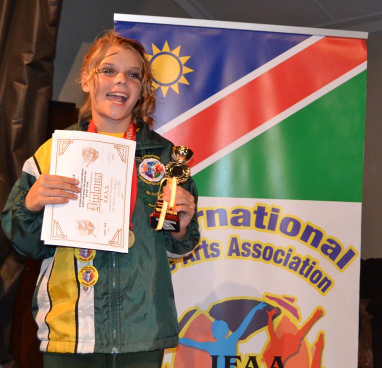 Anelle in Swakopmund waar sy die trofee ontvang het as die algehele wenner in alle ouderdomsgroepe met vrystyl. Caption: Anelle in Swakopmund waar sy die trofee ontvang het as die algehele wenner in alle ouderdomsgroepe met vrystyl.