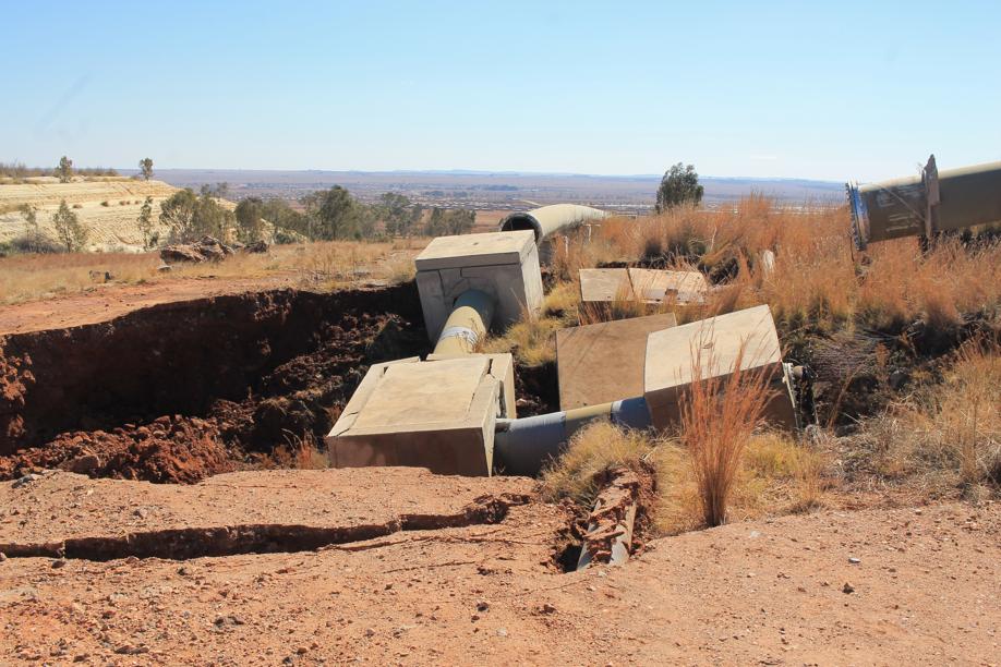 The huge sinkhole that caused tha main line that supplies water to Khutsong Extension 4 and 5 as well as Welverdiend to collapse.