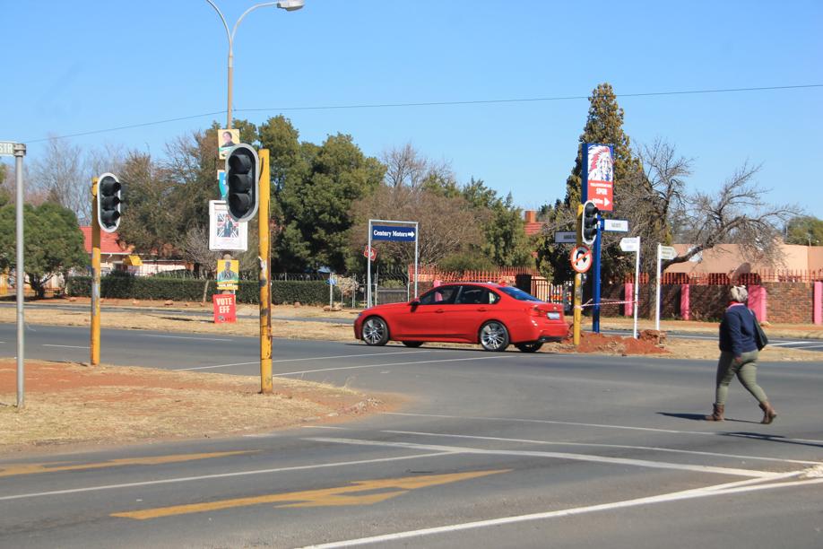 Die verkeerslig op die hoek van An nanrylaan en Kaolinstraat wat die afgelope week permanent af was.