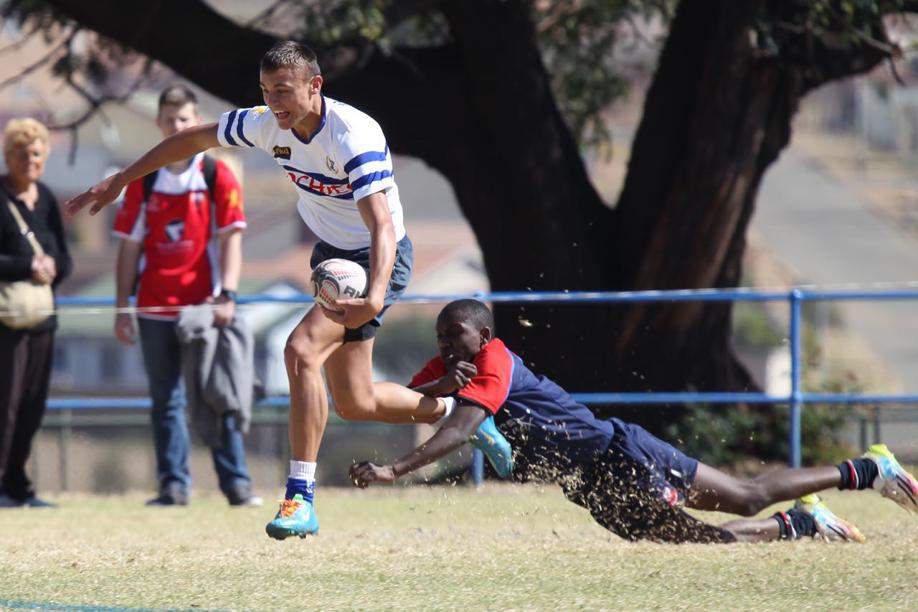Joshua Strydom breek deur die verdediging van Bastion vir nog een van sy prag driee tydens die Clover-reeks.