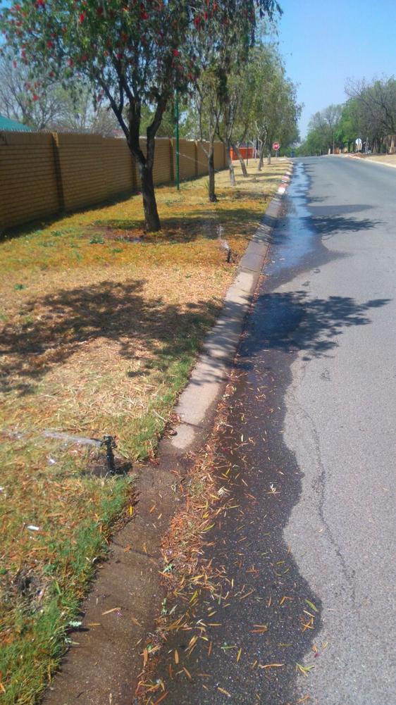 Die water wat uit die sproeiers op die sypaadjie gestroom het.