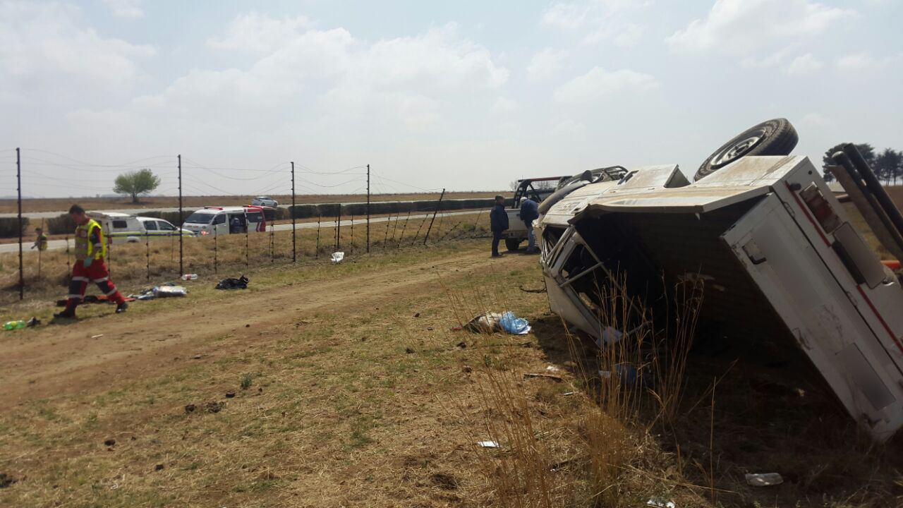 Bakkie rolls off N1 leaving three injured