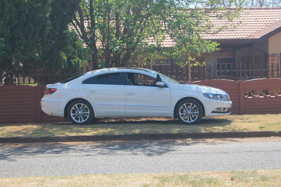 Die man wat weer so lekker op die sypaadjie voor sy huis aan die rus was.
