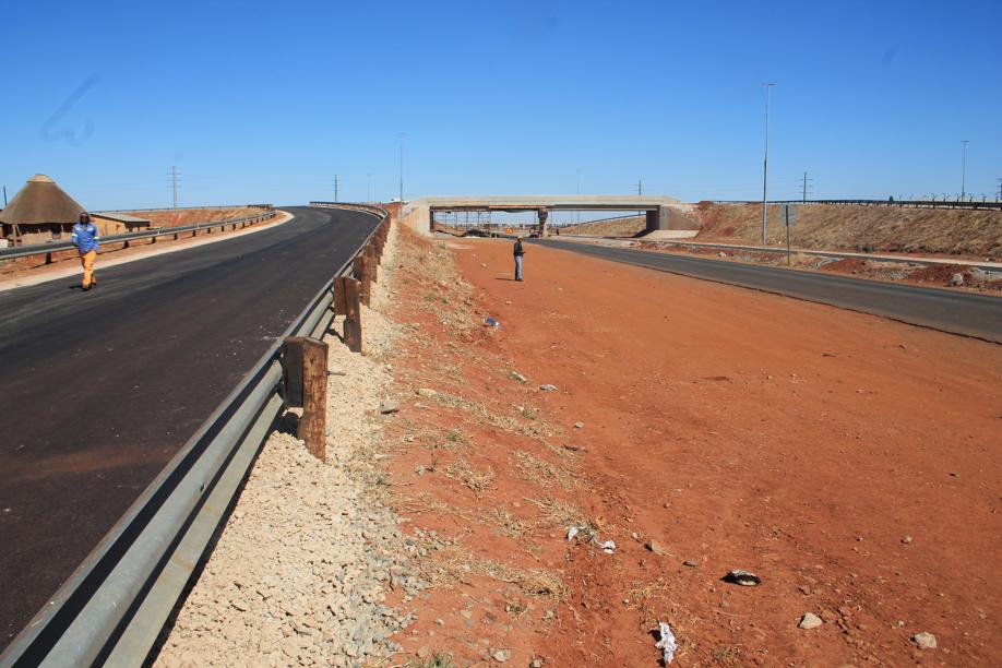 The main bridge that will enable vehicles to cross over the road between Oberolzer and Welverdiend has almost been completed.