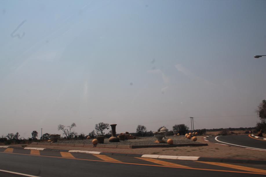 Die ingang na Fochville wat skielik so leeg lyk.