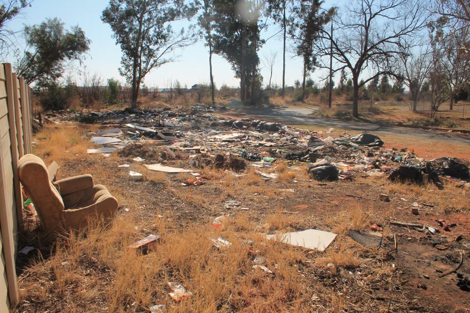 Die aaklige hoop gemors wat saam met die sitkamerstoel weggegooi is.