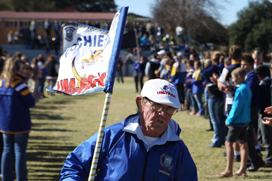 Oom Faantjie Hoffman besig om soos altyd die Fochies te ondersteun. Caption: Oom Faantjie Hoffman besig om soos altyd die Fochies te ondersteun.