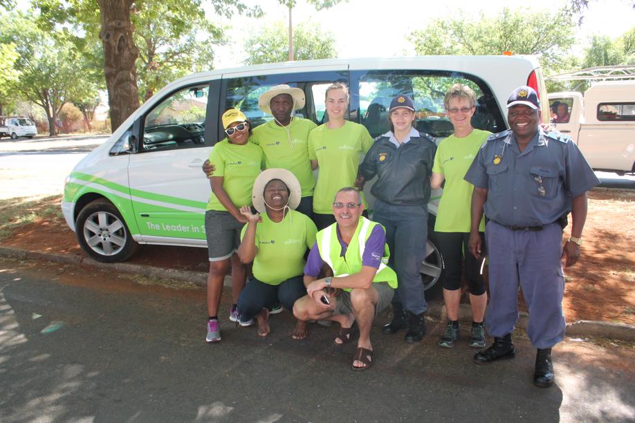 Die groep stappers en hul ondersteuningspan wat verlede week deur die dorp beweeg het. Caption: Die groep stappers en hul ondersteuningspan wat verlede week deur die dorp beweeg het.