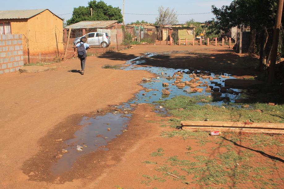 The huge leakage caused by sewage streaming from the manhole.