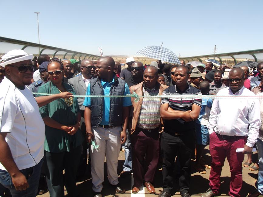 The acting mayor, Mogomotsi Sello, just before cutting the ribbon and officially declaring the bridge open to the public.