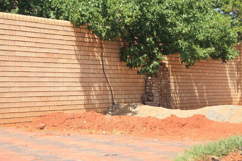 Die elektriese kabel wat steeds oor die muur loop.