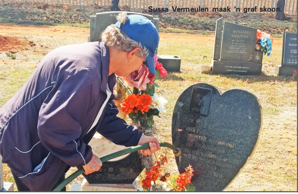Sussa Vermeulen maak ‘n graf skoon