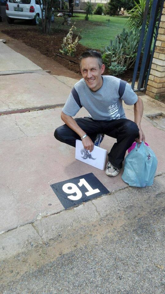 Vincent Gray nadat hy ‘n nommer op 'n sypaadjie geverf het. Foto: Arina Hobbs, Facebook