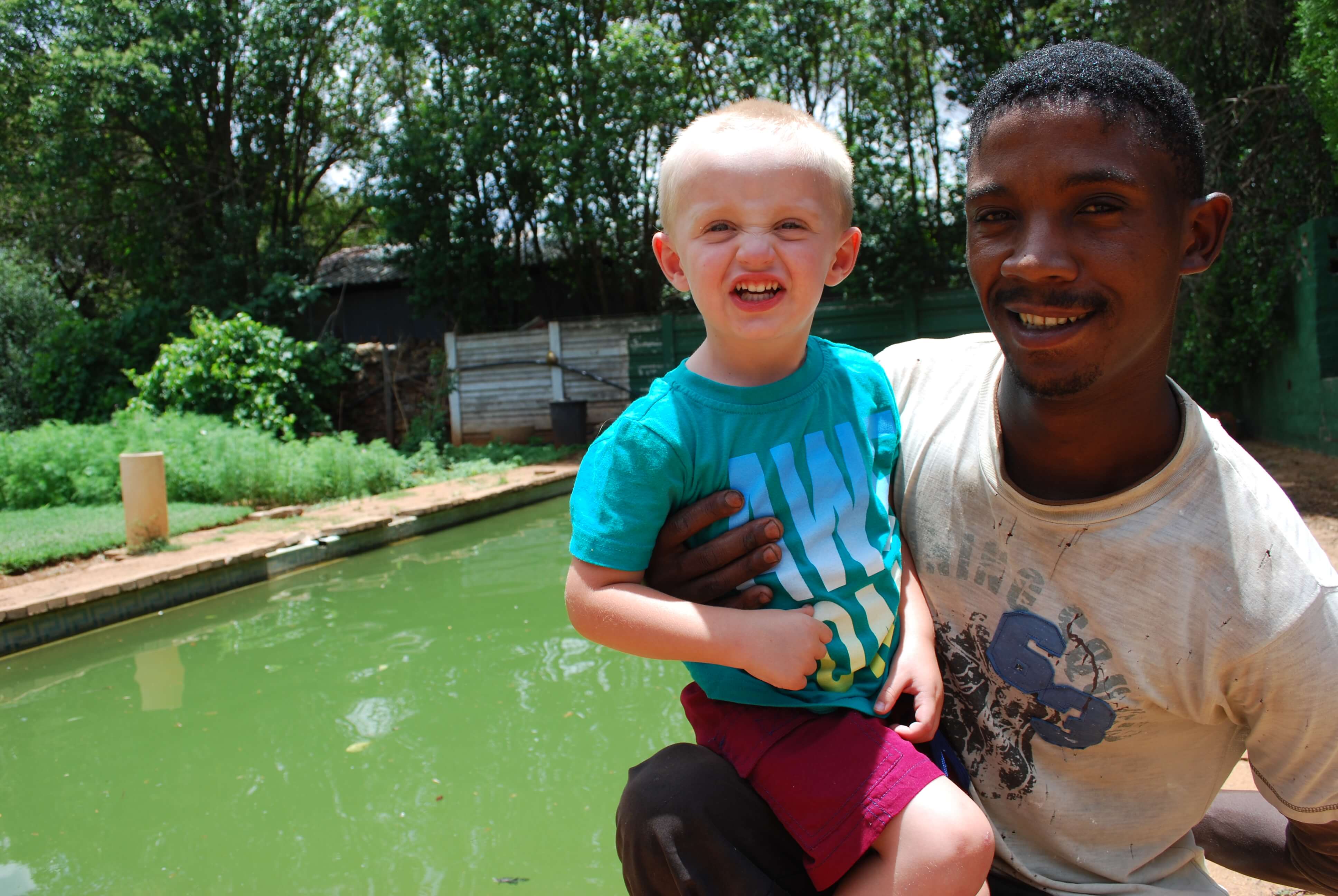 Michael Oosthuizen saam met Piet Makaudi wat hom uit die swembad gehaal het.