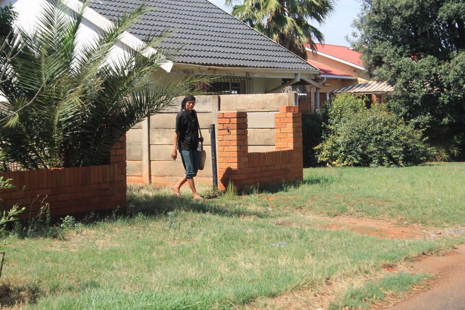 Die jong vrou het tydens die Herald se besoek uit die huis se garage en later uit die erf gestap.