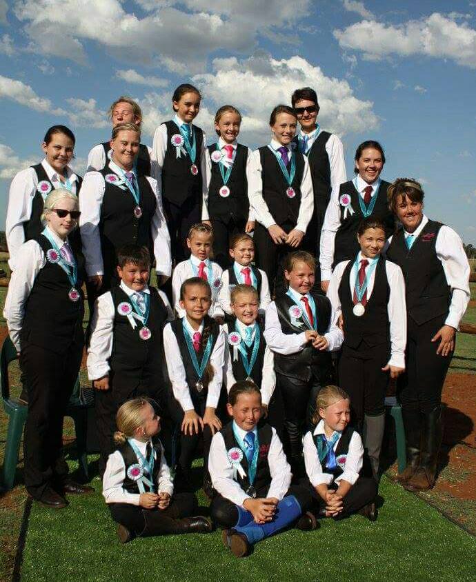 Die seniorruiters wat tydens die pysuitdelingsfunksie beloon is, is voor Jané Nel, Anneline Weopener en Kadin Hanson. In die middel is Monique Pestana, Ethan Bradnick, Cherenique Janse van Rensburg, Inge GRobler, Johandrie Engelbrecht, Chaney Venter en Jeanne-Mari Moller. Sittende agter is Cheree Strydom en Clarise Coetzee. Agter is Anthea Janse van Vurren, Sulé Mey, Micole Prinswloo, Zené Bensch, Ankja Bensch, Danielle Viljoen, Nadine Grobler en Chanell Scott.