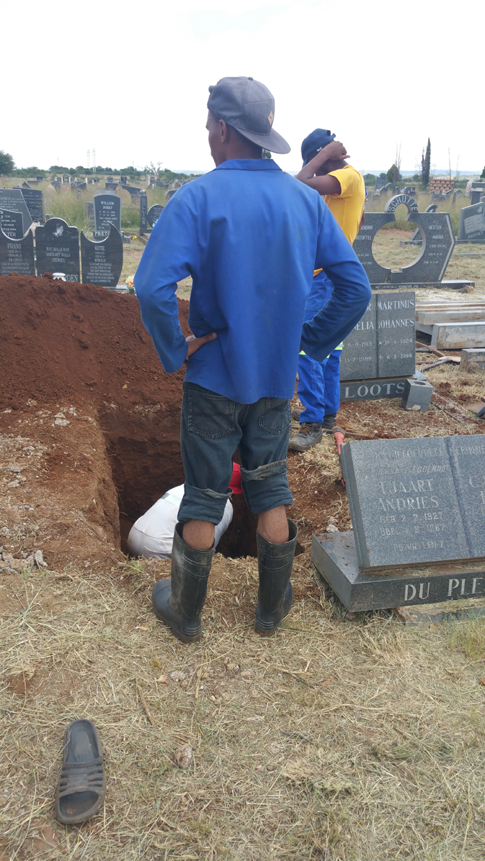 Werknemers van die Van der Westhuizenfamilie moes self inspring om die graf te grawe en die begraafplaas skoon te maak.