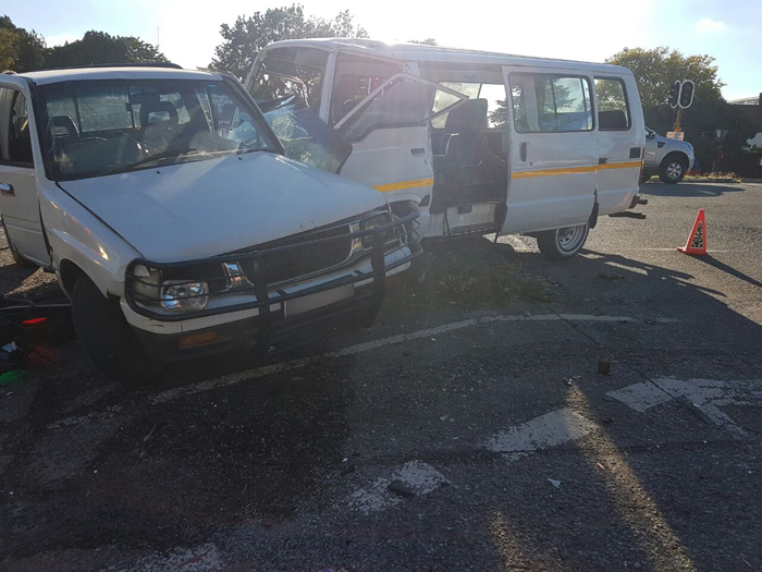 RANDBURG - Taxi and bakkie collide leaving 18 injured.