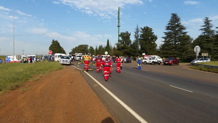 ZUURBEKOM - Taxi and bakkie collide leaving nine injured 1