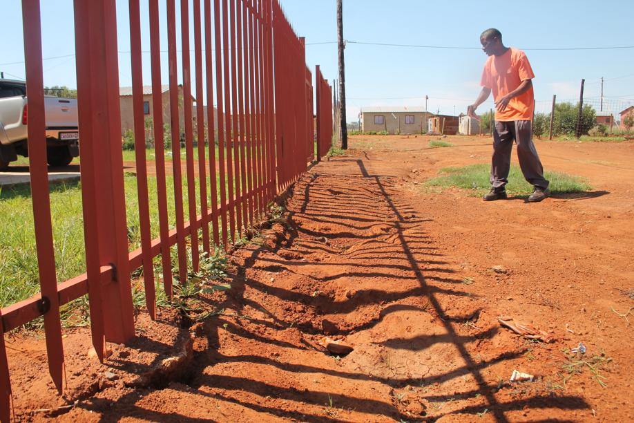 A neighbour showing where the ground is busy sagging in.