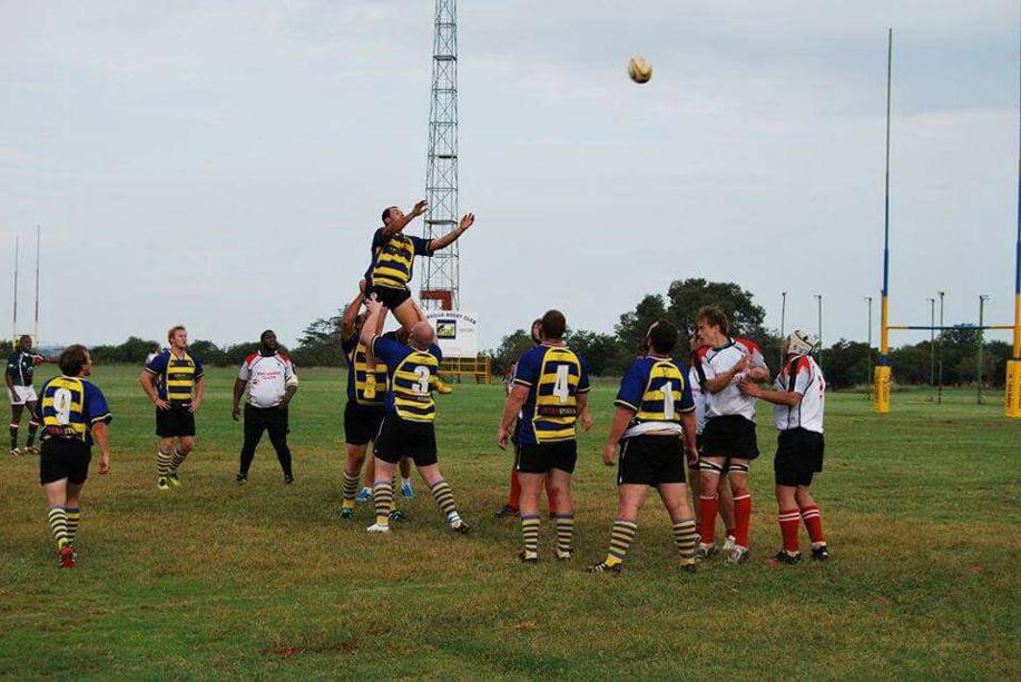 Van Fochville Rugbyklub se spelers Saterdag in aksie.