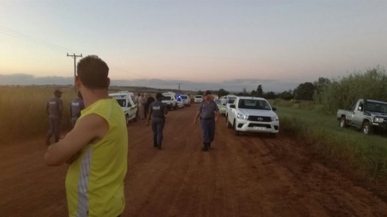 Lede van die Polisie en Plaaswag fynkam die gebied waar me. Nicci Simpson gister oorval is. Die aanvallers is nog op vrye voet. Foto: Internet