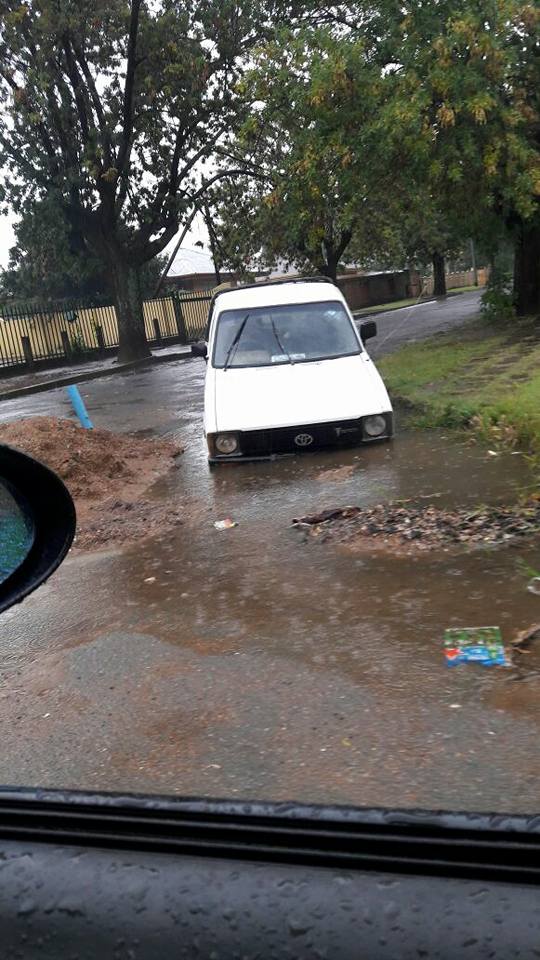Die slaggat is in Jansenstraat en ‘n groot kopseer vir inwoners in die gebied. Dink jy Parys se slaggate kan kompeteer hiermee?