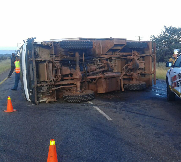 KATHU - Truck carrying workers overturned leaving 23 injured.