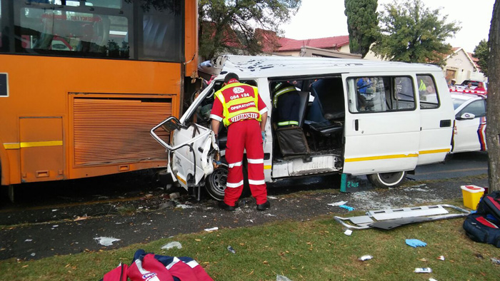 MONDEOR - Six left injured when taxi rear-ends bus.