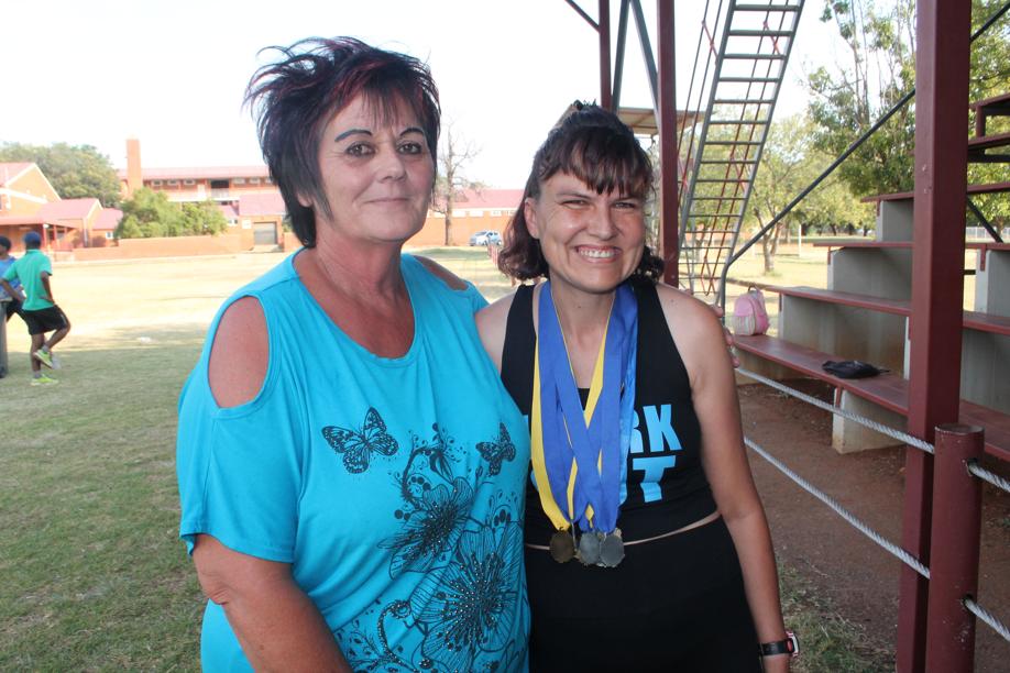 'n Trotste Elmarie Brits met die medaljes wat sy al ingeplam het saam met haar afrigter, Annetjie Smith.