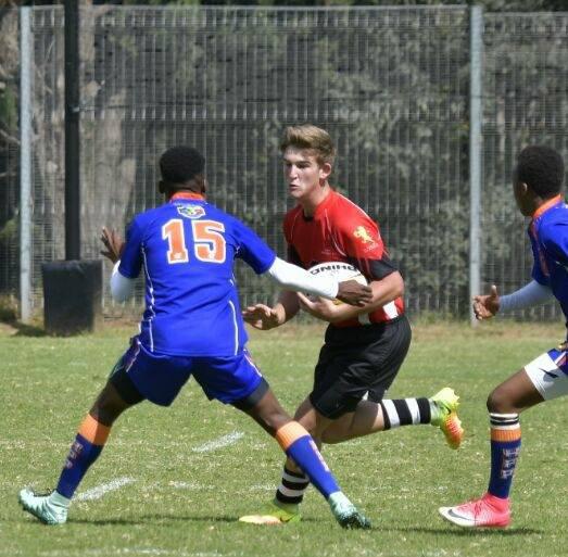 Jonathan Coetzee die Leeu President Span se senter vat die vedediging aan in die Leeus se eerste wedstryd tydens dei Jeppe “Rugby Festival”