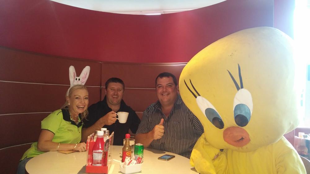 Dit was nie net kinders wat by die uitdeel van Paaseiers gebaat het nie. Hier is Tweetie en die SAVF se Suzette Oosthuizen saam met Louis Janneke (Carletonville Tafelrondte) en Benno van den Berg.