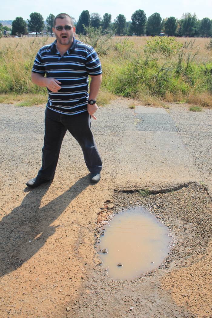 Mnr. Corrie Nortjé by die waterlek voor sy huis.
