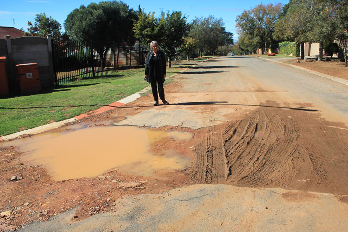 Me. Annett Venter by die gat op die hoek van Malvaen Amarillastraat.
