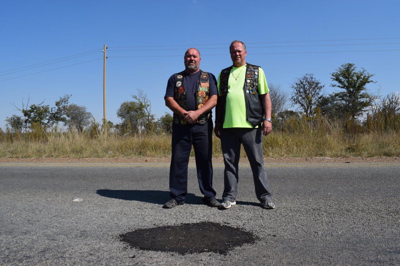 Louw Laubscher, president van die Kings motorfietsklub saam met die visepresident, Pieter Blignaut by die eerste slaggat wat hulle herstel het. Foto: Dustin Wetdewich
