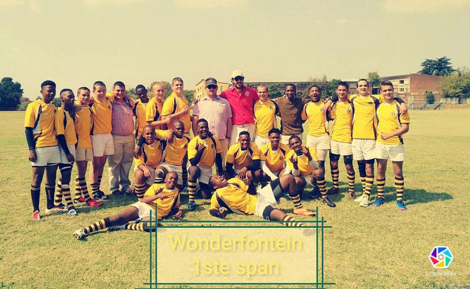 Hoërskool Wonderfontein se eerste rugbyspan met hul spesiale truie om die skool se 30ste bestaansjaar te herdenk.
