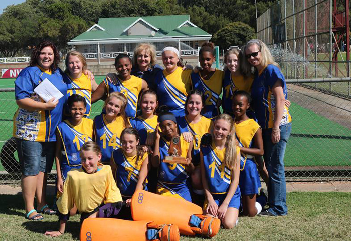 Mev. Ronel Lambrecht (hoof van Hoërskool Fochville), me. Mardie Fouché (hoofafrigter) en me. Charmaine Pienaar (hulpafrigter), saam met die o.15 hokkiespan.