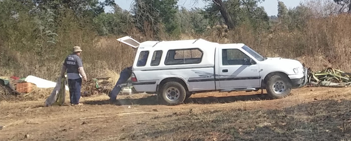 Die man en sy handlanger wat so lekker gemors uitgegooi het