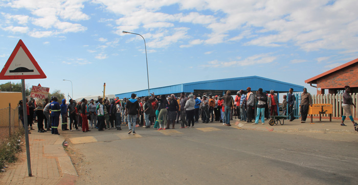 The protesters stopping at the taxi rank at Skopas in Wedela on Tuesday morning.