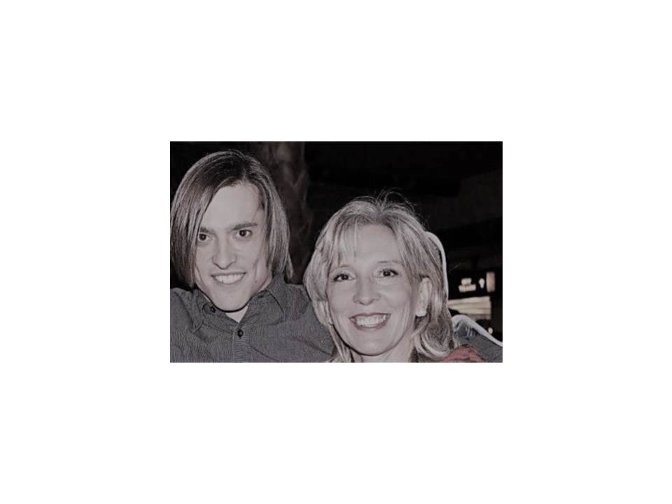 Adam Barnard saam met sy ma, Christie wat gister in 'n trompop botsing op die R59 net buite Parys gesterf het. Nog 'n Parysenaar, sakeman, Sarel Human, is ook in die ongeluk oorlede.