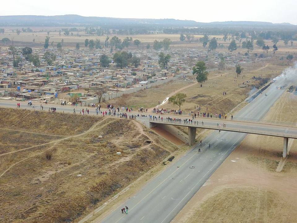 Ontstoke inwoners van Sicelo veroorsaak chaos op die R59.
