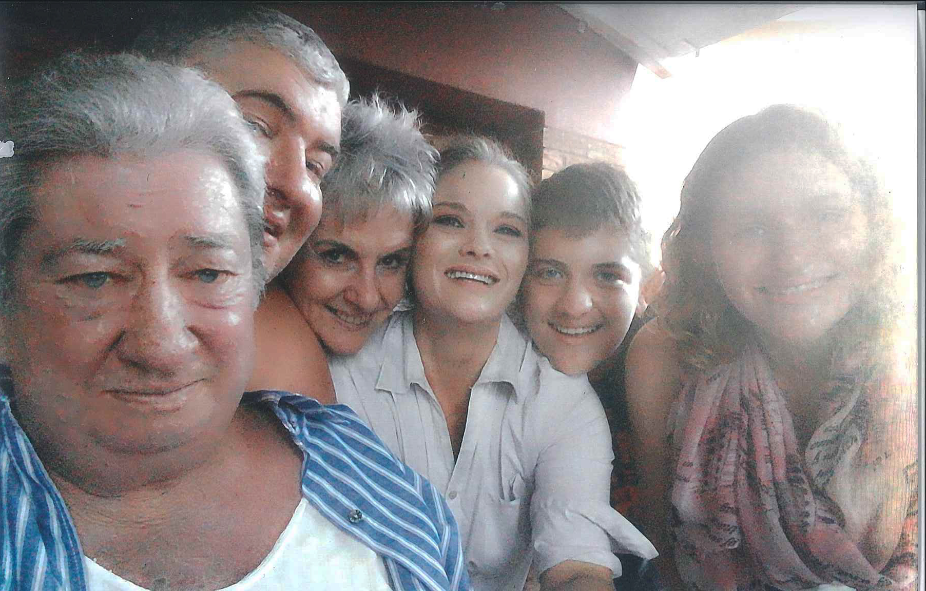 Mnr. Burger Hirst, bekende sakeman van Parys wat op 1 Julie oorlede is. Op die foto is hy saam met sy seun Norman, sy vrou Magda,, Renske sy skooondogter, kleinseun Reno en kleindogter Judé Hirst.