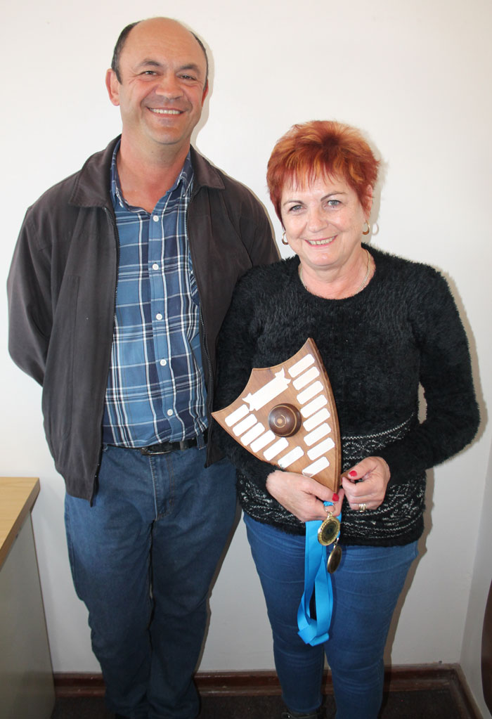 Salome Morries en haar afrigter, Jaco Ludick, het albei medaljes vir hul wenplekke verower. “Sonder Jaco sou ek dit nie kon doen het nie. Hy wys my met sy voet waar om die bal te gooi,” het sy gesê.