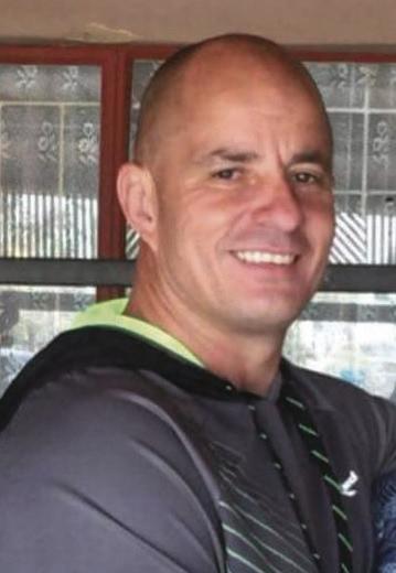 Braam Botha (46) wat verlede week in die streekhof in Vanderbijlpark tot vyf jaar tronkstraf gevonnis is, nadat hy in Augustus die Laerskool Vaalrivier se skoolbus gesteel het.