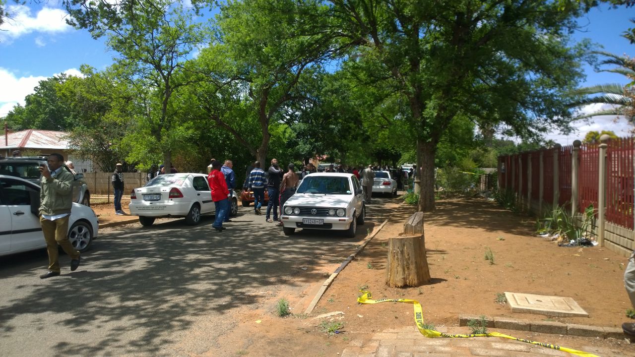 Die polisie het toegeslaan op 'n beweerde dwelmhuis. Foto: Jannie du Plessis