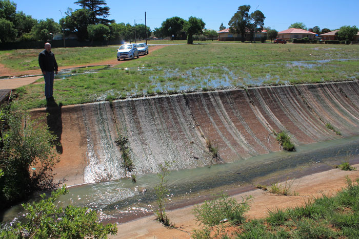 Sewage streaming into the green belt canal. From here, it flows to the Wonderfonteinspruit that flows into the Mooi River to supply Potchefstroom’s drinking water.