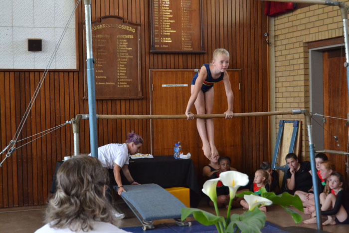 Jessica Theron wys haar staal op die brug. The longer distance swimmers who excelled last weekend are Sharlene van Niekerk (3 km, 1.5km); Tammy van Niekerk (3 km, 1.5 km, 600 m); Anke Freese (3 km); Annalisa Freese (3 km) and Markus Homan (3 km). The seeding season leading up to the 2018 aQuellé Midmar Mile started off with a splash when several Carletonville swimmers took part in the Dis-Chem Sun City Swim on Saturday, 21 October. Fifteen members of the Carletonville Swimming Club took part in the 20thanniversary event. The day started with a 3 km swim for highly experienced open water swimmers who included Anke Freese in a time of 01:01:13; Annalisa Freese – 01:07:08; Markus Homan – 01:07:21; Sharlene van Niekerk – 01:05:26 and Tammy van Niekerk – 00:57:47. Anke’s achievement was particularly noteworthy because this was the first time that this brave girl has tackled the 3 km swim. The event was followed by a series of 1.5 km races for every age and gender category. Once again, the local swimmers notched up excellent swimming times. Ben van Niekerk came in at a time of 00:35:20; Bianca Janeke – 00:29:24; Caitlin Doran – 00:28:26; Divan Grove – 00:27:42; Julian Rheeder – 00:28:09; Kealeboga Khoza – 00:35:04; Rameez Mabanga – 00:38:34; Sharlene van Niekerk – 00:33:48 and Tammy van Niekerk – 00:28:42. The event finished off with a 600- metre no timing fun swim, which was a perfect opportunity for novices to experience the thrill of open water for the first time. Although the event is immensely popular with families, it should not be underestimated and participants still have to train hard for it. Aaliya Mabanga; Gerrie Grove (coach); Kealeboga Khoza; Minke Rheeder and Tammy van Niekerk took up the challenge. ‘We all had a load of fun in the sun, afterwards, enjoying free entry to Valley of the Waves and just enjoying ourselves. Thank you to all our supporters,’ Annalisa Freese said after the event. Seeding season splashes off The shorter distance swimmers who excelled are Minke Rheeder (600 m); Bianca Janeke (1.5 km); Gerrie Snr Grove (600 m); Caitlin Doran (1.5 km) and Aaliyah Mabanga (600 m). At the back are Julian Rheeder (1.5 km); Divan Grove (1.5 km); Ben van Niekerk (1.5 km); Rameez Mabanga (1.5 km) and Kealeboga Khoza (1.5 km, 600 m).